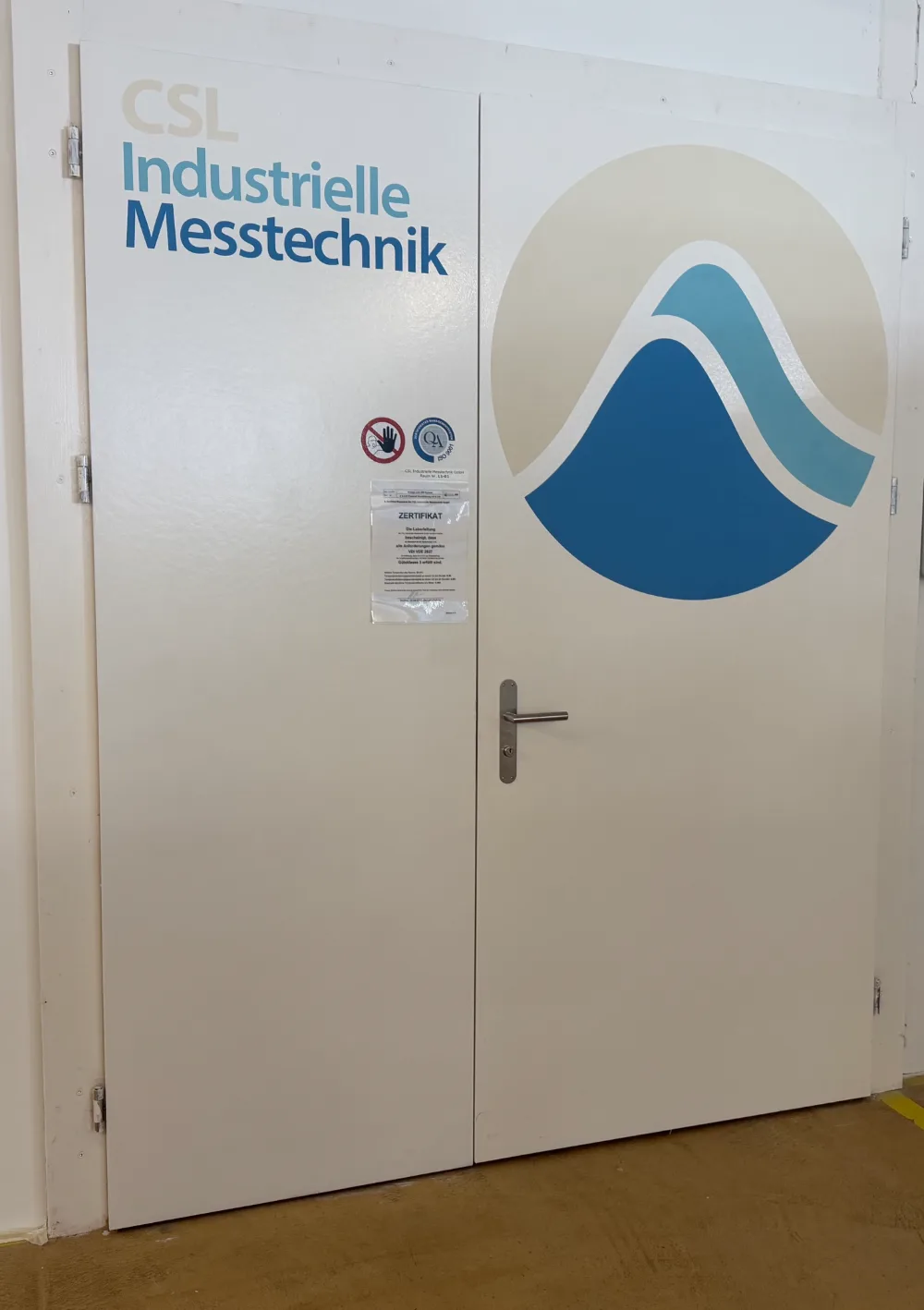 Verschlossene Tür zum Messraum L1-01 der CSL Industrielle Messtechnik