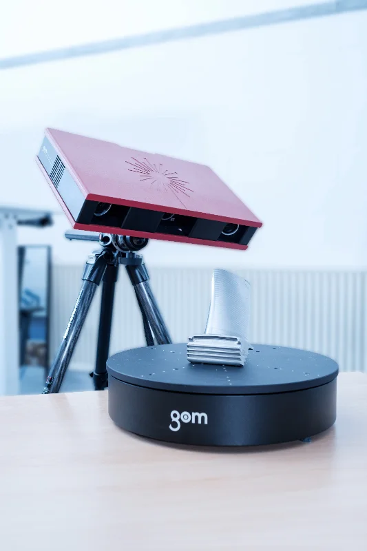 3D-Streifenlichtscanner auf Stativ mit Drehtisch